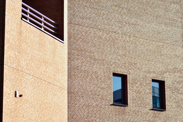 Schöne Fassade Eines Modernen Bürogebäudes Aus Rotem Backstein — Stockfoto