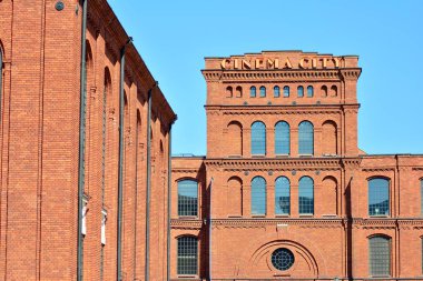 Lodz, Polonya. 7 Nisan 2018. Sanayi Binaları alışveriş için zarif bir yer haline dönüştürdü Lodz alışveriş merkezi Manofaktura.