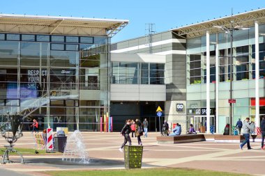 Lodz, Polonya. 7 Nisan 2018. Sanayi Binaları alışveriş için zarif bir yer haline dönüştürdü Lodz alışveriş merkezi Manofaktura.