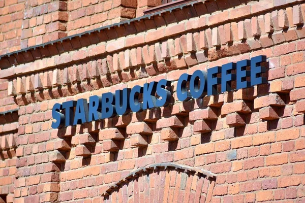 Warszawa Polska Kwietnia 2018 Znak Kawę Starbucks Szyld Firmy Starbucks — Zdjęcie stockowe