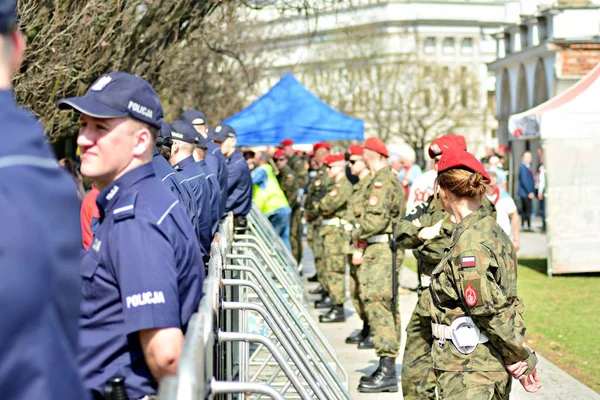 2018年4月10日 就在揭幕仪式之前 一架飞机失事的受害者在斯摩棱克附近 警察和军队 — 图库照片