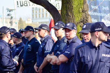 Varşova, Polonya. 10 Nisan 2018. Smolensk yakınlarındaki bir uçak kurbanları kazasında anıt açıklanması töreni.