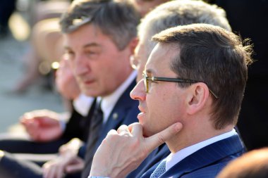 Varşova, Polonya. 10 Nisan 2018.Polish Başbakan Mateusz Morawiecki.The tören Smolensk yakınlarındaki bir uçak kazasının kurbanları anıt açıklanması.