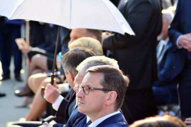 Varşova, Polonya. 10 Nisan 2018.Polish Başbakan Mateusz Morawiecki.The tören Smolensk yakınlarındaki bir uçak kazasının kurbanları anıt açıklanması.