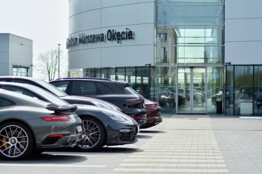 Varşova, Polonya. 23 Nisan 2018. Porsche imzala. Şirket tabela Porsche.