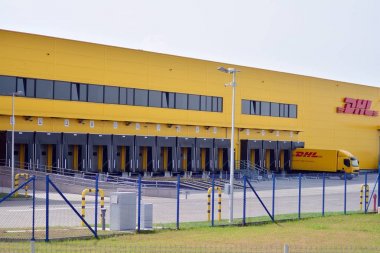 Varşova, Polonya. 23 Nisan 2018. İşareti Dhl. Şirket tabela Dhl.