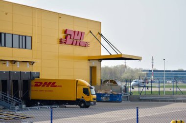 Varşova, Polonya. 23 Nisan 2018. İşareti Dhl. Şirket tabela Dhl.