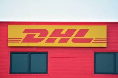 Varşova, Polonya. 23 Nisan 2018. İşareti Dhl. Şirket tabela Dhl.