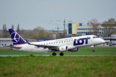 Varşova, Polonya. 15 Nisan 2018. Yolcu uçak Varşova Chopin Havaalanı pist Embraer 175 Pll çok Havayolları uçuyor