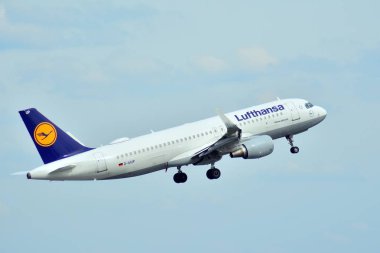 Varşova, Polonya. 15 Nisan 2018. Yolcu uçak Varşova Chopin Havaalanı pist Airbus A320-200 Lufthansa Havayolları uçuyor