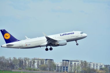 Varşova, Polonya. 15 Nisan 2018. Yolcu uçak Varşova Chopin Havaalanı pist Airbus A320-200 Lufthansa Havayolları uçuyor