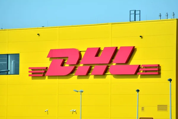 Warszawa Polska Kwietnia 2018 Szyld Firmy Dhl Zarejestruj Dhl — Zdjęcie stockowe