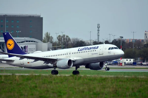 Warszawa Polen April 2018 Passagerare Flygplan Airbus A320 200 Lufthansa — Stockfoto