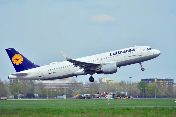 2018年4月15日 客机空客 A320 200 汉莎航空公司飞机从华沙肖邦机场跑道起飞 — 图库照片