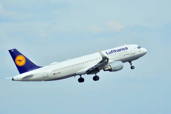 Warszawa Polen April 2018 Passagerare Flygplan Airbus A320 200 Lufthansa — Stockfoto