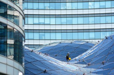 Kentsel arka plan, modern Cam cephe, detay ofis iş Binası.