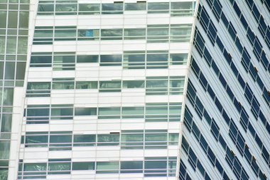 Kentsel arka plan, modern Cam cephe, detay ofis iş Binası.