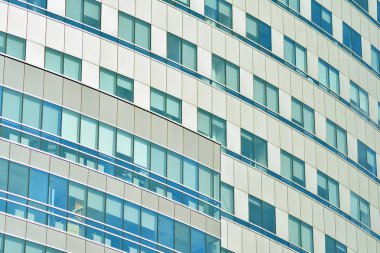 Kentsel arka plan, modern Cam cephe, detay ofis iş Binası.