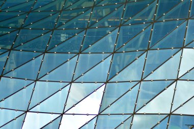 Kentsel arka plan, modern Cam cephe, detay ofis iş Binası.