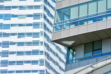 Kentsel arka plan, modern Cam cephe, detay ofis iş Binası.