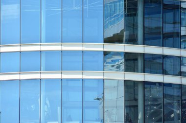 Kentsel arka plan, modern Cam cephe, detay ofis iş Binası.