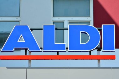Varşova, Polonya. 23 Nisan 2018. Aldi imzala. Şirket tabela Aldi.