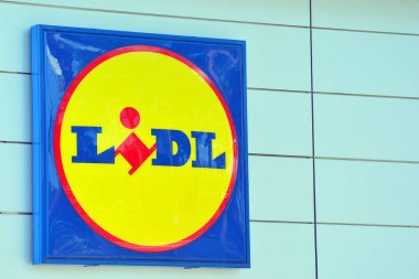 Varşova, Polonya. 23 Nisan 2018. Lidl imzala. Şirket tabela Lidl.