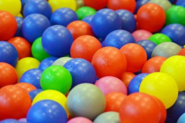 renkli plastik toplar üzerinde Çocuk Bahçesi