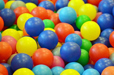 renkli plastik toplar üzerinde Çocuk Bahçesi