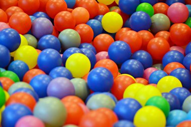 renkli plastik toplar üzerinde Çocuk Bahçesi