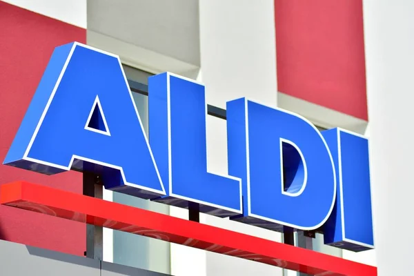 Warschau Polen April 2018 Unterschreiben Aldi Firmenschild Aldi — Stockfoto