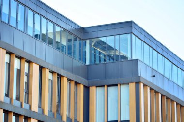 Kentsel arka plan, modern Cam cephe, detay ofis iş Binası.