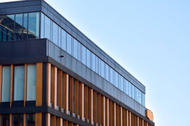 Kentsel arka plan, modern Cam cephe, detay ofis iş Binası.