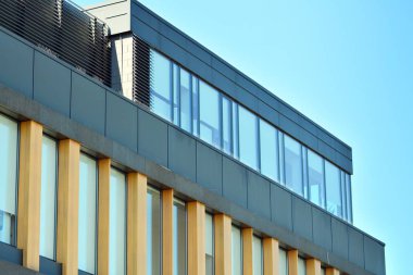 Kentsel arka plan, modern Cam cephe, detay ofis iş Binası.