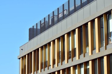 Kentsel arka plan, modern Cam cephe, detay ofis iş Binası.