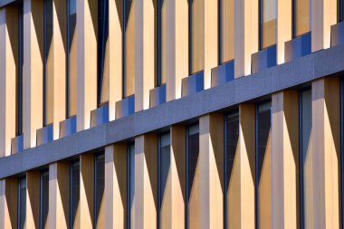 Kentsel arka plan, modern Cam cephe, detay ofis iş Binası.