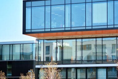 Kentsel arka plan, modern Cam cephe, detay ofis iş Binası.