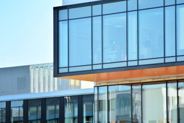 Kentsel arka plan, modern Cam cephe, detay ofis iş Binası.