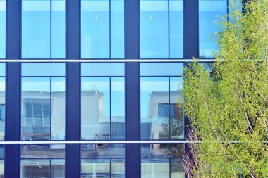 Kentsel arka plan, modern Cam cephe, detay ofis iş Binası.