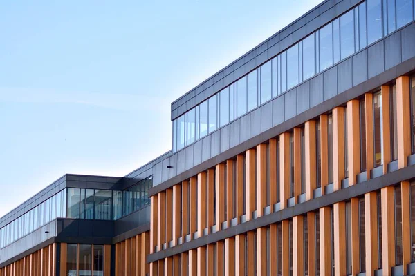 Kentsel arka plan, modern Cam cephe, detay ofis iş Binası.