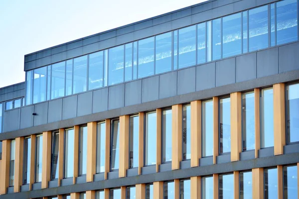 Kentsel arka plan, modern Cam cephe, detay ofis iş Binası.