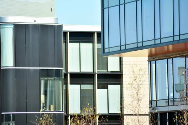 Kentsel arka plan, modern Cam cephe, detay ofis iş Binası.