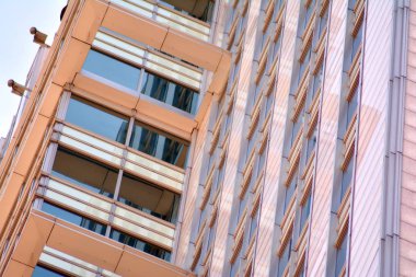 Kentsel arka plan, modern Cam cephe, detay ofis iş Binası.