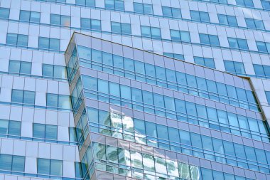 Kentsel arka plan, modern Cam cephe, detay ofis iş Binası.