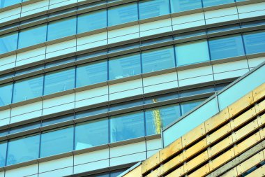 Kentsel arka plan, modern Cam cephe, detay ofis iş Binası.