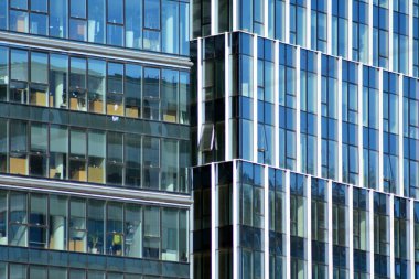 Kentsel arka plan, modern Cam cephe, detay ofis iş Binası.