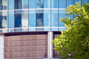 Kentsel arka plan, modern Cam cephe, detay ofis iş Binası.