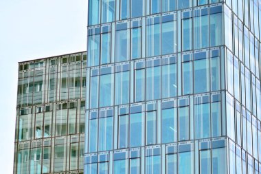 Kentsel arka plan, modern Cam cephe, detay ofis iş Binası.