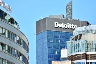 Varşova, Polonya. 23 Nisan 2018. Deloitte üye. Şirket tabela Deloitte.