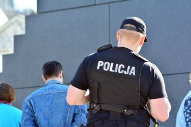 Varşova, Polonya. 23 Nisan 2018. Smolensk felaket kurbanları anıt Pilsudski meydanında, 8 ölüm yıldönümü 96 diğerleri uçak kazasında açıkladı. Polis koruması